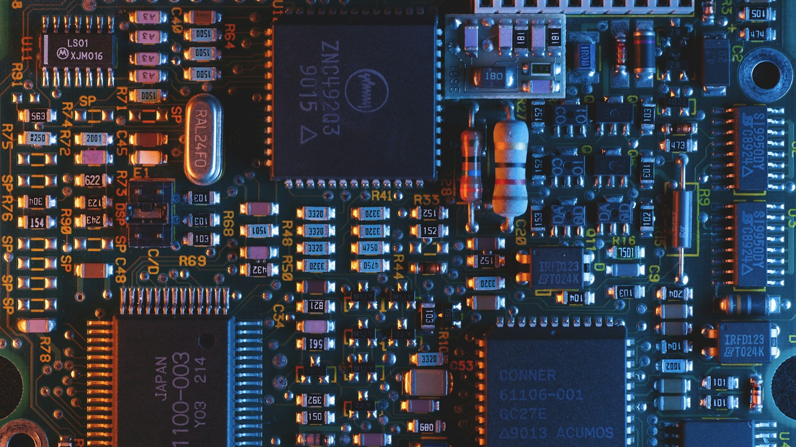 برج مخابراتی 5G در حال ارسال امواج رادیویی